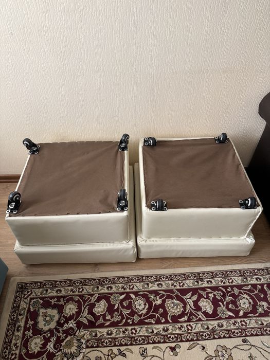 Продам 2 пуфика.