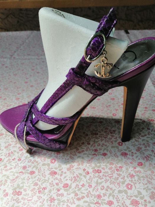 Sandalele Roberto Cavalli noi