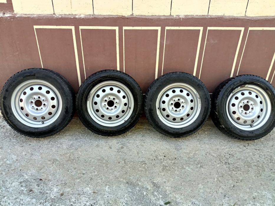 Автошины 4 штук комплект зимних