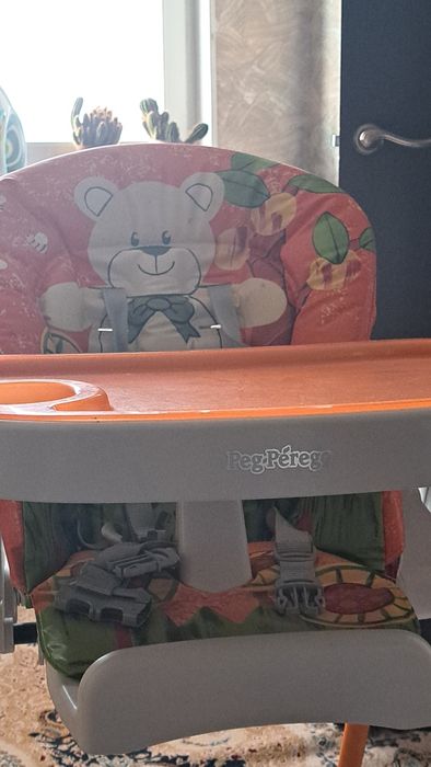 Стул и стол для кормления малышей