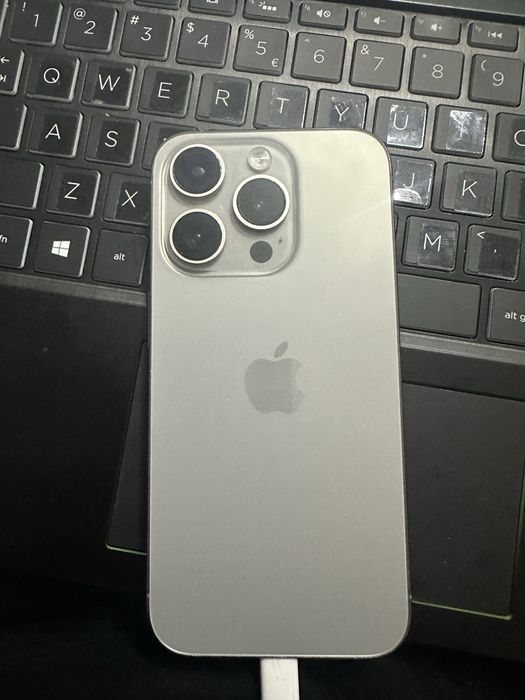 Продам iPhone 15 pro на 256 гб