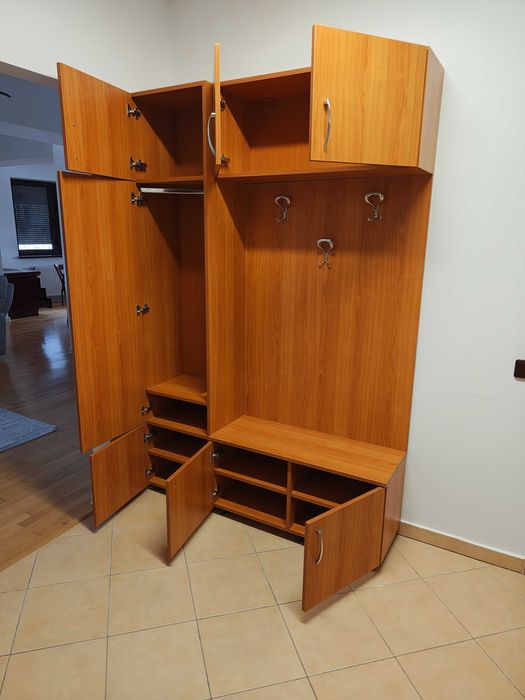 Dulap pentru hol pentru haine, cu cuier si pantofar, cu loc de sezut, + ... -executat la comanda MDF - funir de culoare frasin de calitate f. buna