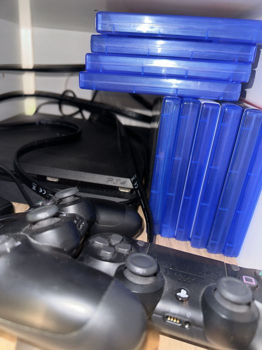Play Station 4 cu 10 jocuri Fifa GTA 5 manete si un incqrcator pt manete