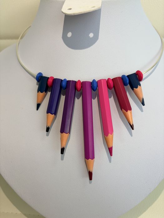 Colier handmade din creioane colorate