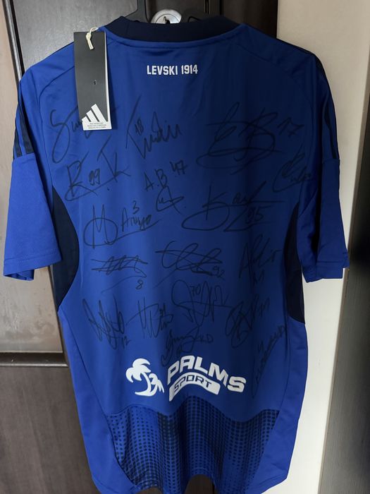 Тениска на Левски с автографи