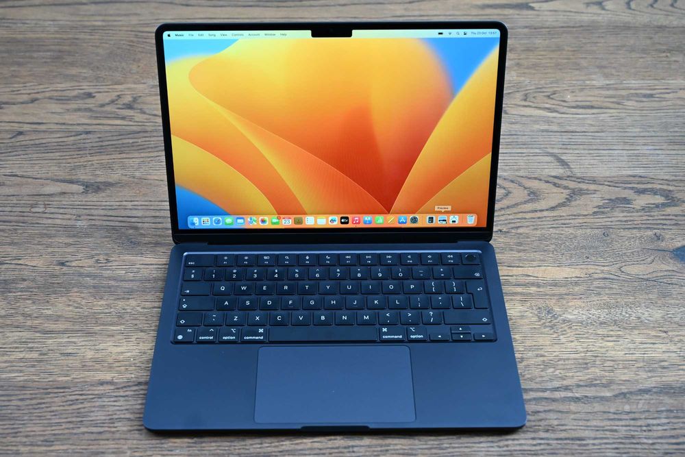 MacBook Air 13″ M2 / 16 GB RAM / 256 GB SSD /neutilizat, 5 cicluri bat