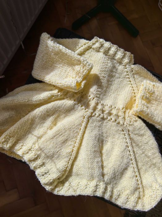 Ръчно плетена бебешка рокличка-жълта