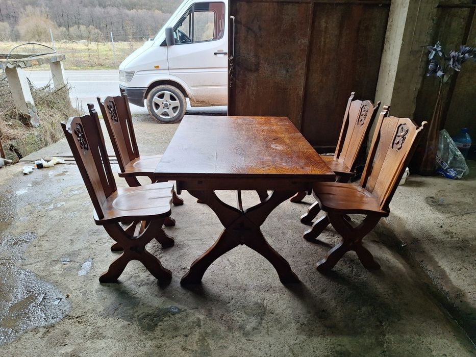 Масивна дървена трапезна маса + 4 стола