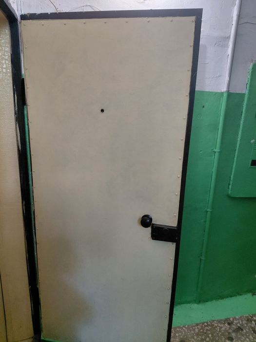 Продам дверь входную б/у