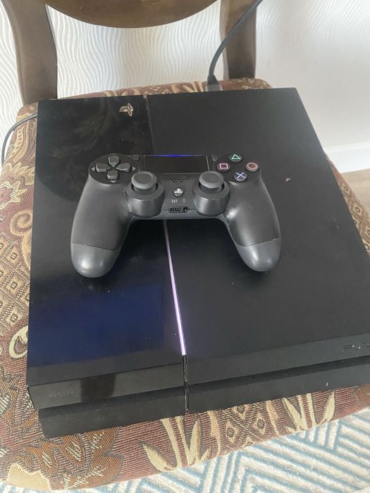 Продам PS4 2 джостика и 12 игр