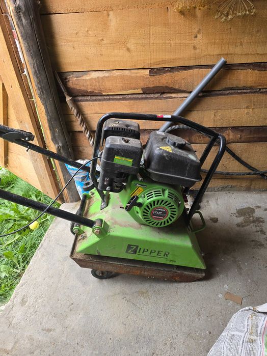 Închiriez masina de asfalt,placa compactoare,compactor si drujba de asfalt