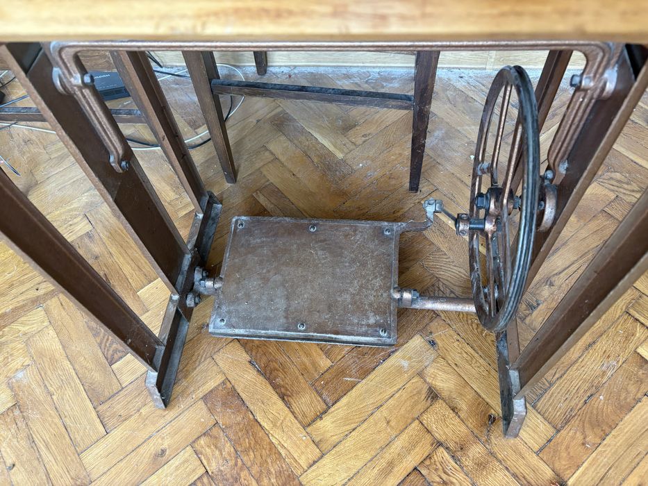Продавам крачна шевна машина Лучник