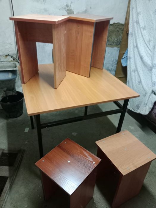 Продаётся кухонный стол со стульями(4стула)