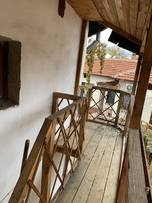 Конструкция Манастира дървени тераси, греди, челни дъски и декор