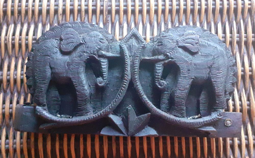 Колекционерска старинна теглилка в дърворезбована кутия