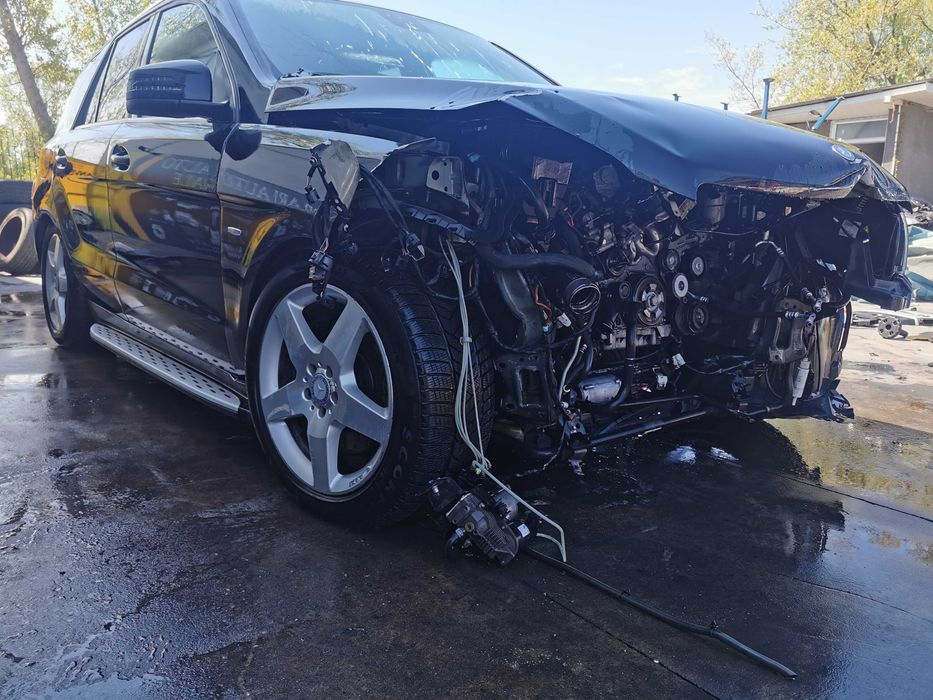 Dezmembrez mercedes ml w166/ML 350D/stop ml/bara spate ml/praguri ml/
