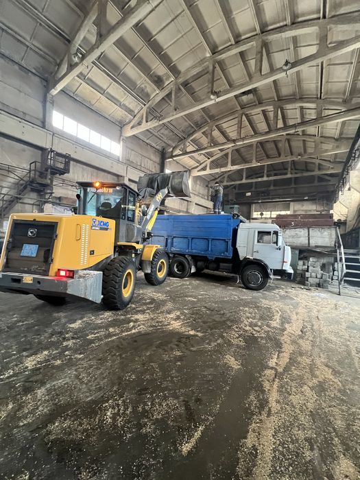 Пшеница ячмень в мешках и росыпь