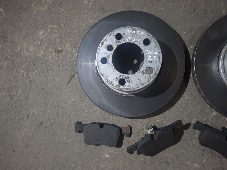 Set discuri frana spate cu plăcuțe Allied Nippon 300 / 22 BMW F30 F31 in stare foarte buna
