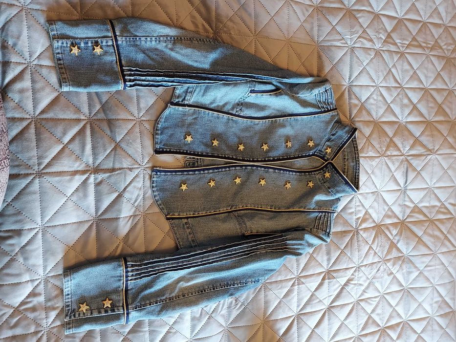 дънки и късо сако