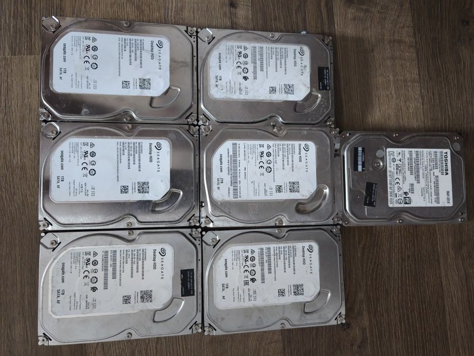 7 HDD (1 de 2TB și 6 de 1TB) 1 Toshiba si 6 Seagate
