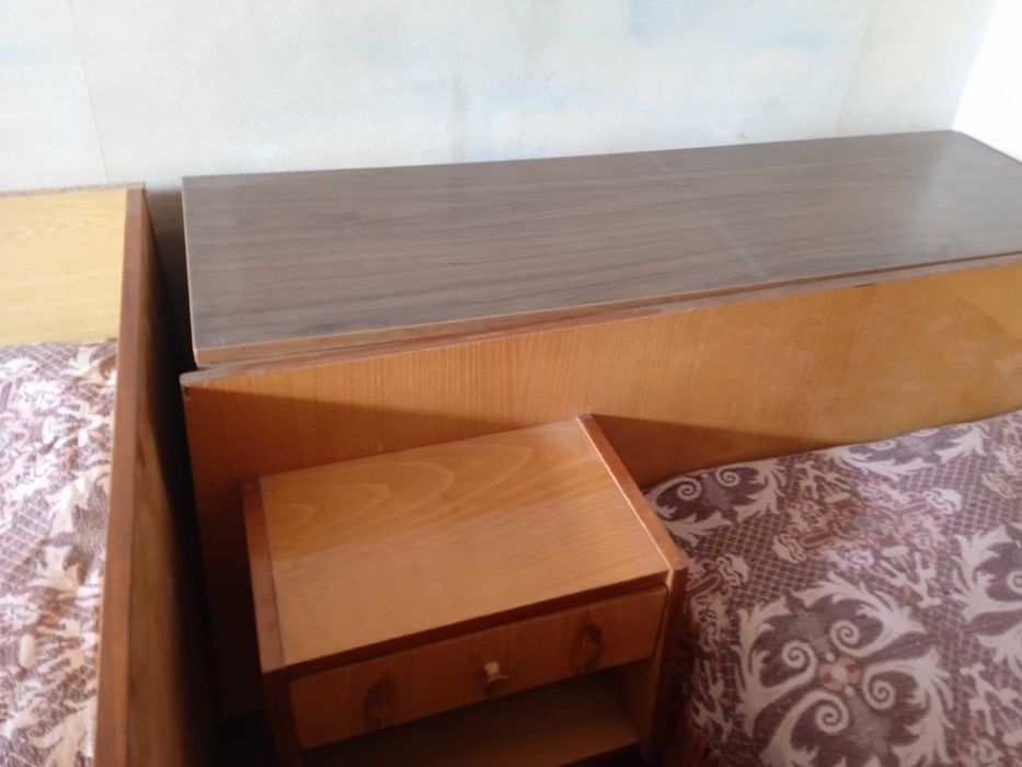 Продавам комплект спално обзавеждане с политура