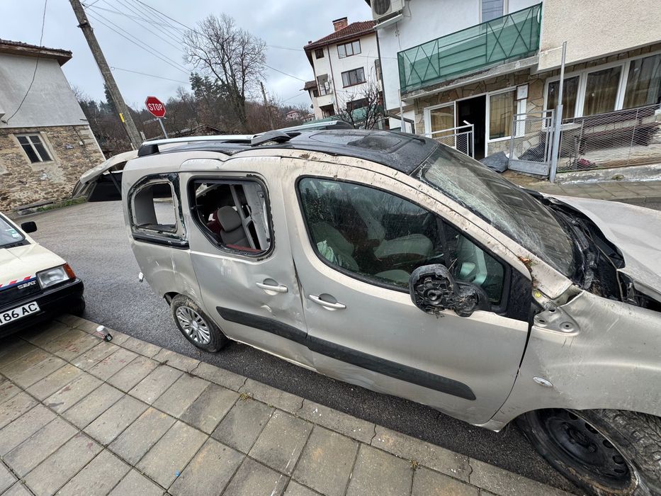 Продавам катастрофирал Citroën Berlingo Multispace 1.6 90кс