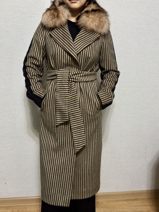 Зимнее пальто с меховым воротником