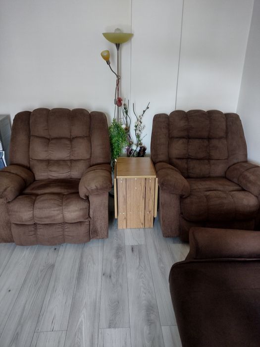 Vând canapea extensibila , două fotolii cu riclainer și comodă TV