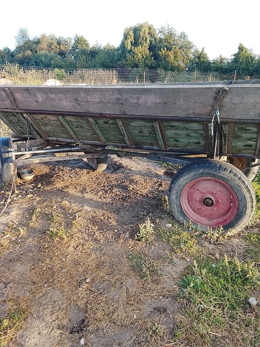 Vând presa baloti și două căruțe