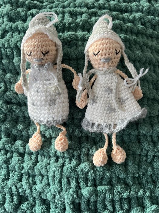 Коледни ръчно плетени играчки