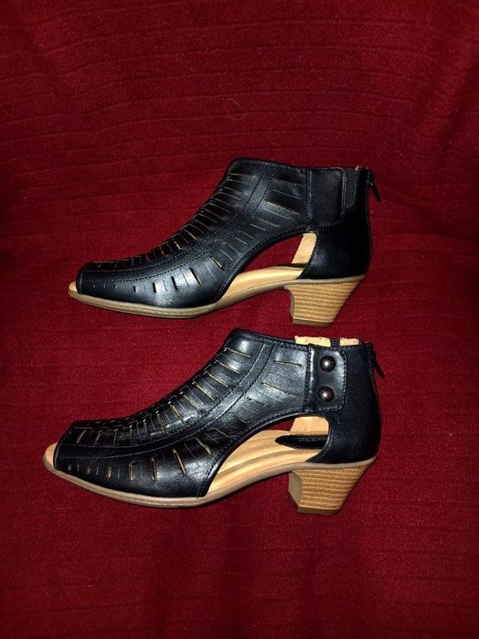 Из США ,женские босоножки в чёрном цвете , от бренда "Earth "