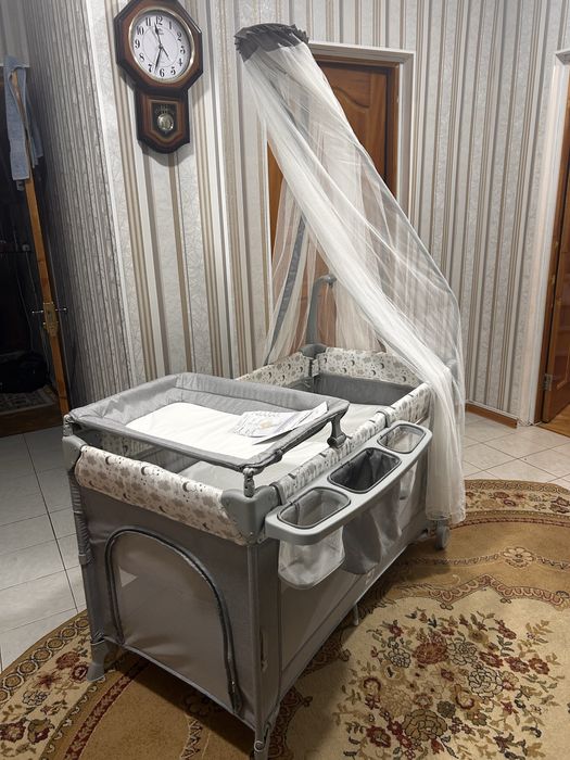 Продам детскую кроватку почти новая , не пользовались ! Складная !