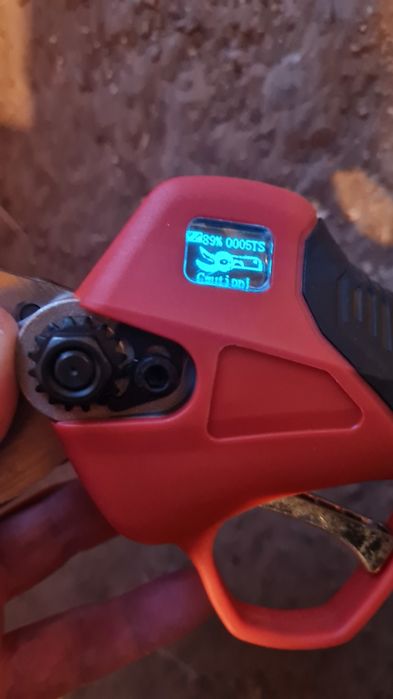 Vând foarfeca pomi compatibila cu baterii milwaukee de 18v