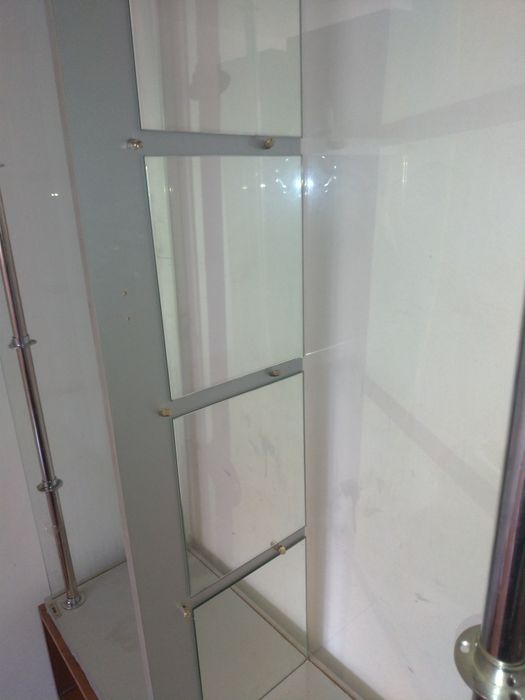 Vitrina de sticlă si oglinzi  cu structura metalica