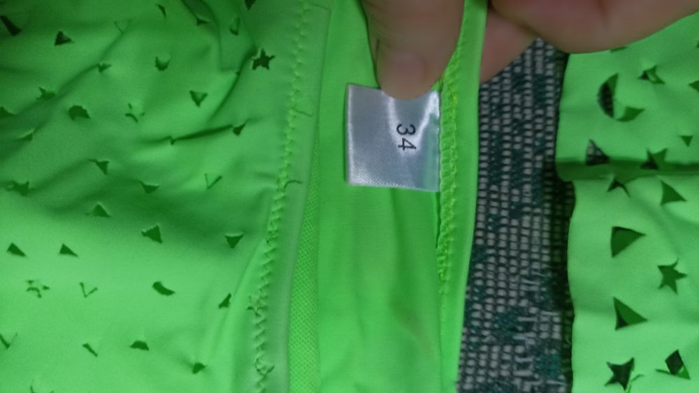 Отдам за бутылку масла 1л.Купальник на 9-12л салатовый