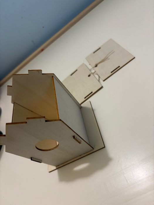 Дървена къщичка за сглобяване и оцветяване