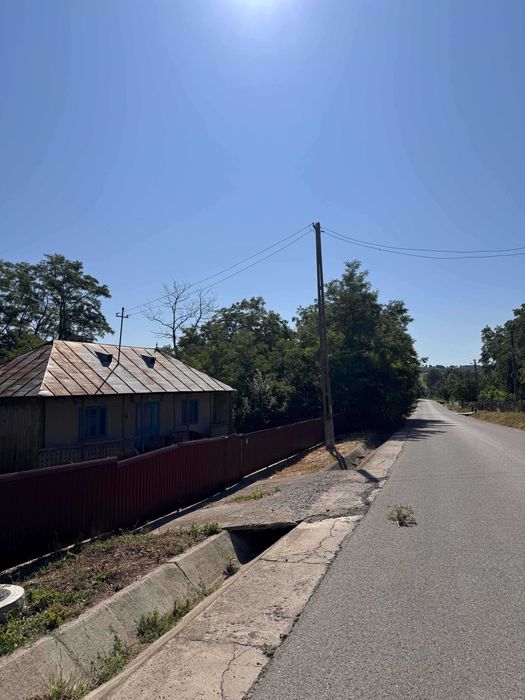 Teren 5300 m² + casă veche locuibilă – Saucenița, com. Văculești