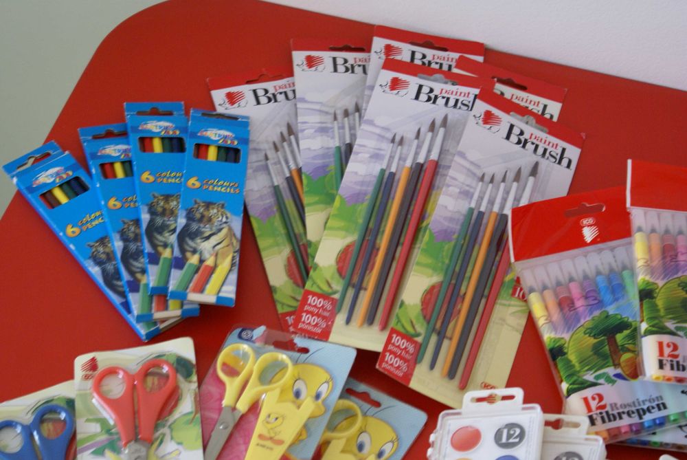 Acuarele, pensule, bloc de desen, creioane colorate
