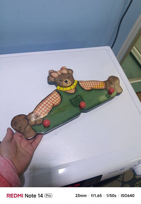 Стара дървена закачлка ръчно рисувана