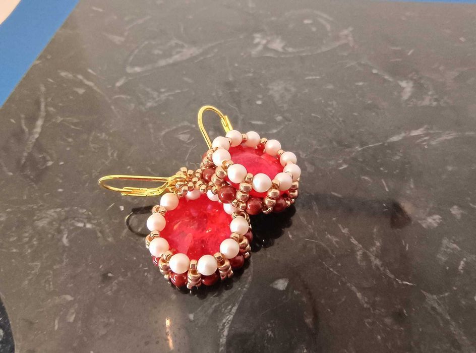 Cercei handmade roșu rubin cu perle – eleganță clasică și rafinament
