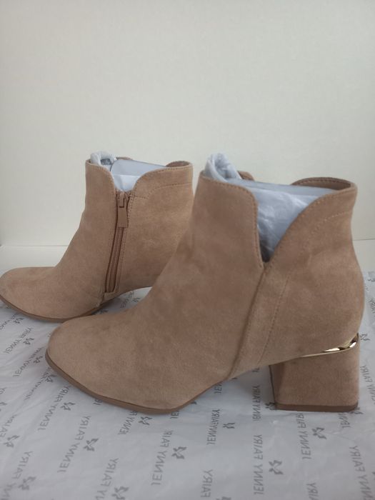 Дамски велурени боти