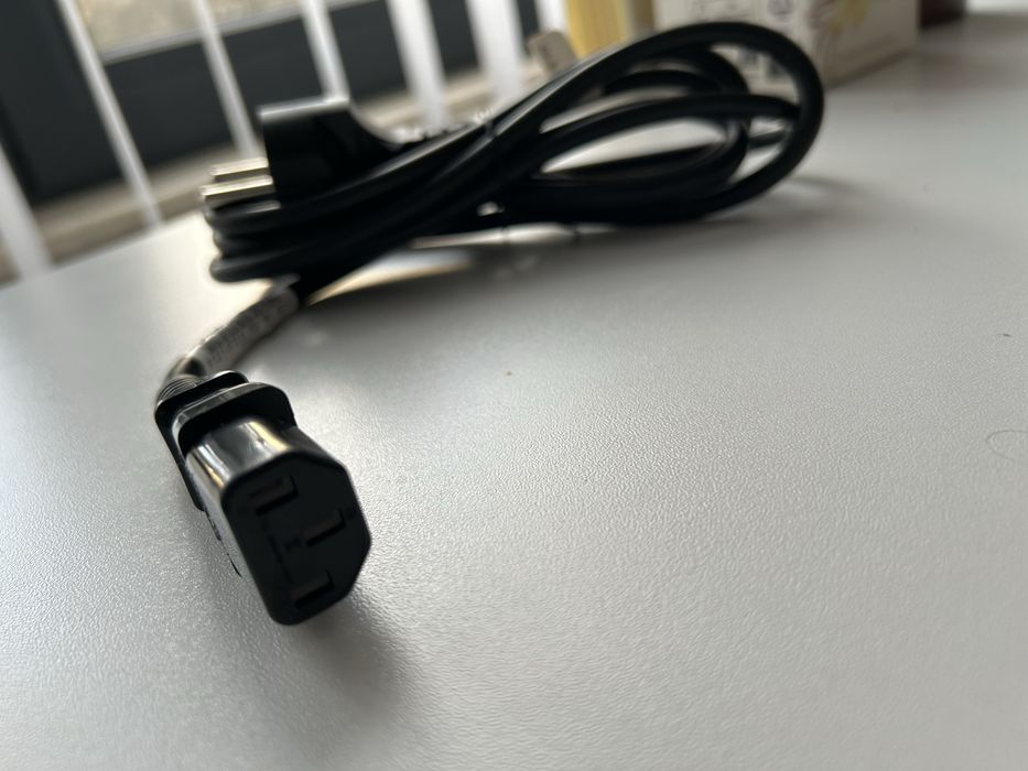 Нов захранващ кабел за монитор