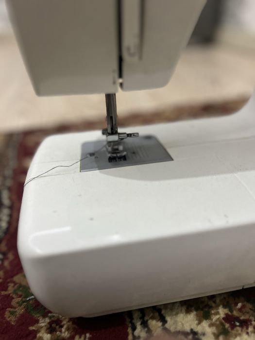 Tikuv moshinasi ishlidi yengi