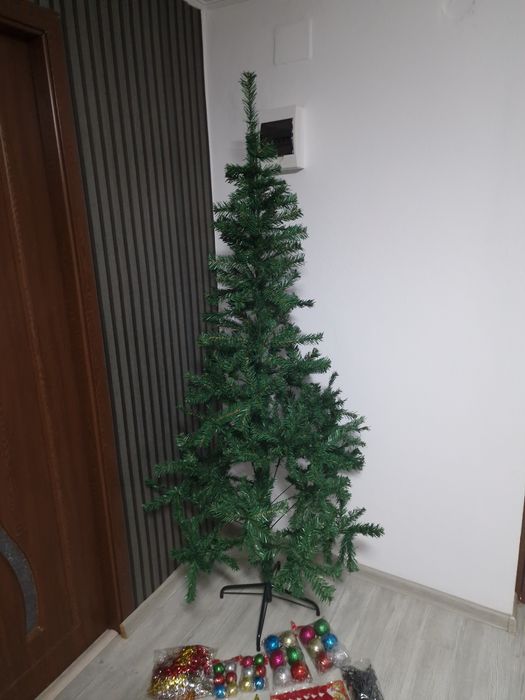 Brad artificial 1.8m, set complet cu decorațiuni