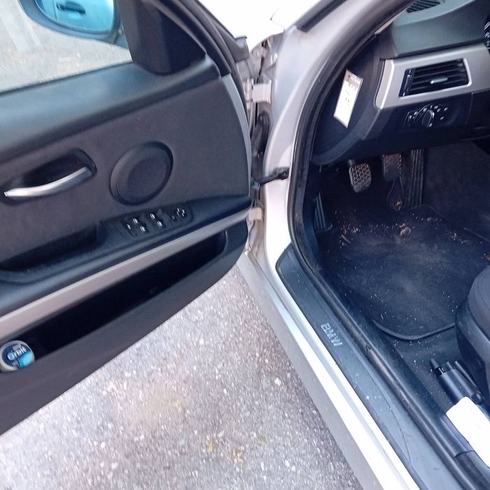 Кола  BMW 320i. ..