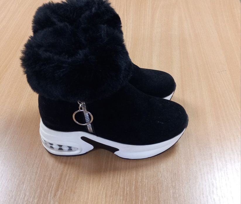 Продавам красиви дамски ботички