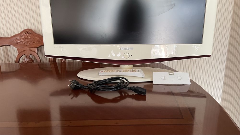 Продавам телевизор samsung 32 инча (стар)работещ перфектно. Цена:80€ GSM:0897769819 .