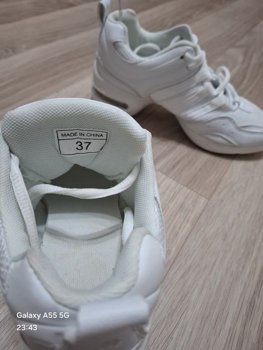 Продам спортивные кроссовки (для танцев)