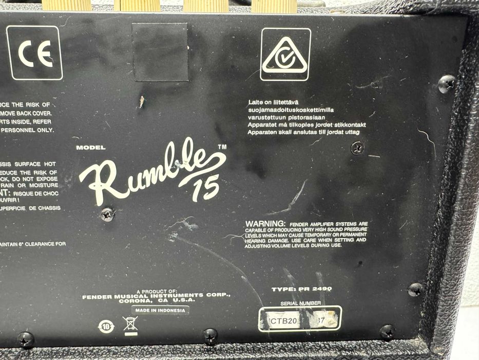 Кубе - Fender Rumble 15