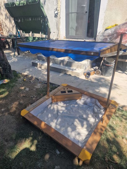 Lada de nisip cu acoperis pt copii, podea de blane, stare f buna